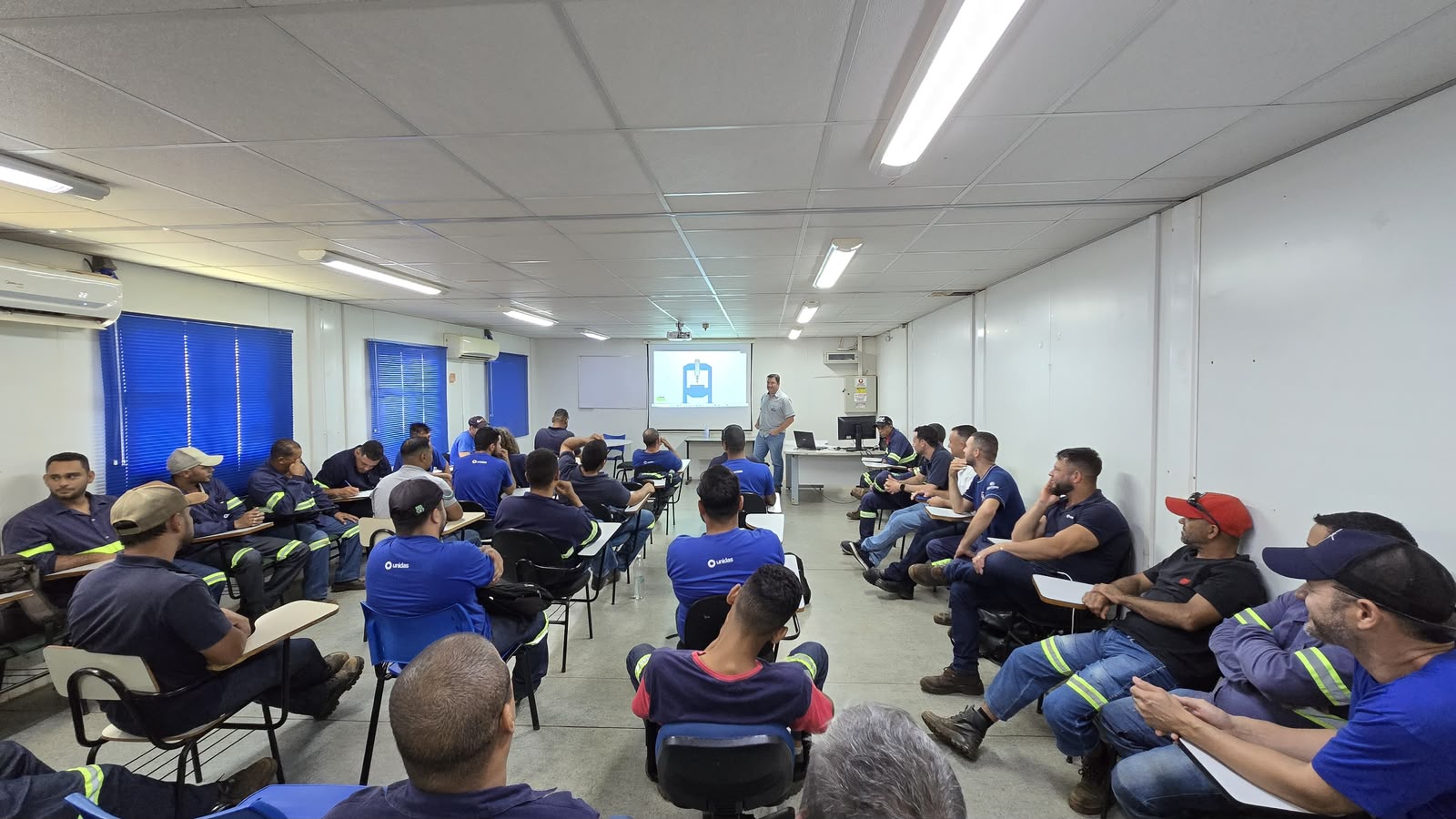 Treinamento de colaboradores conduzido pela AT Assessoria e Consultoria