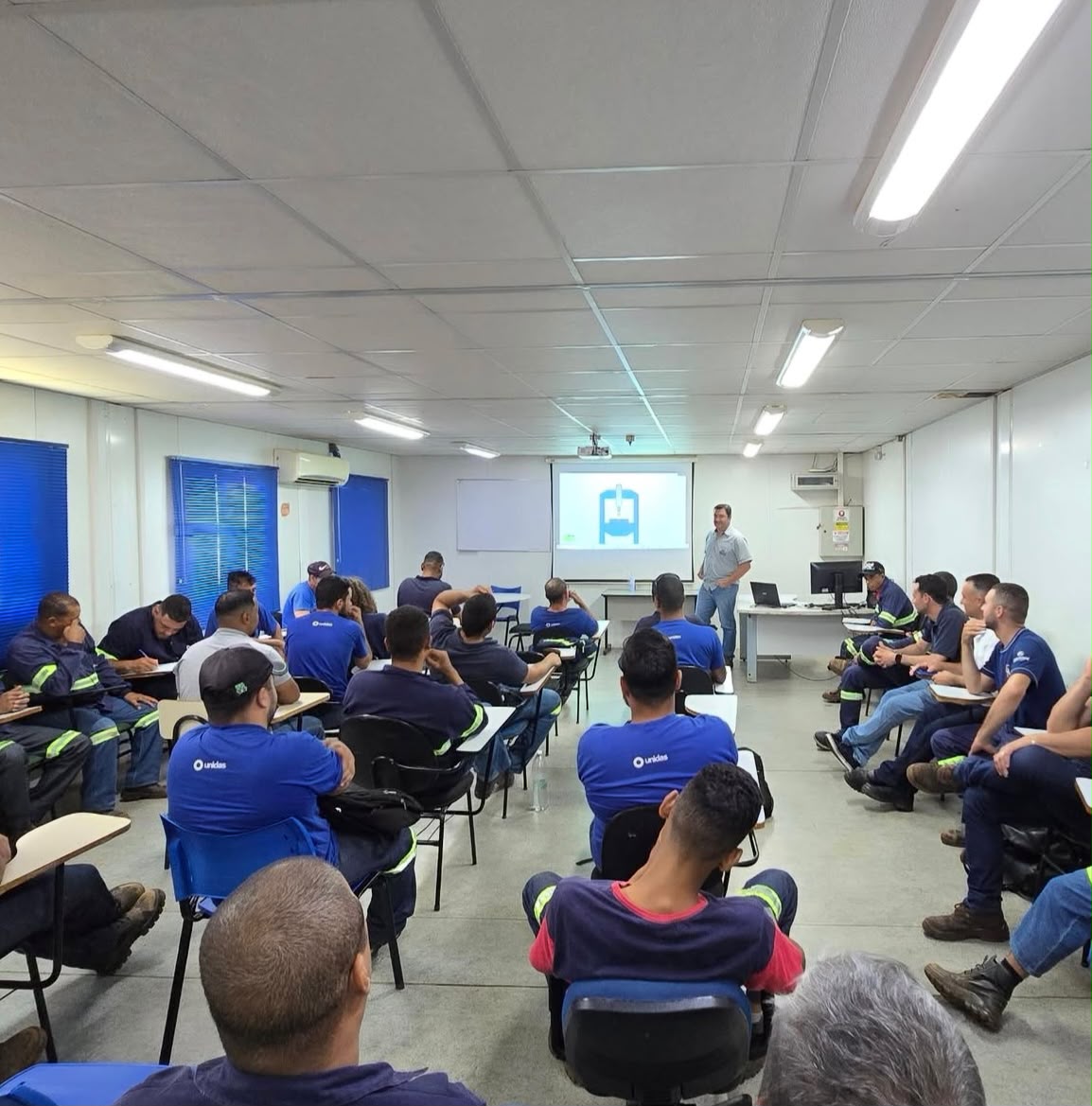 Treinamento de colaboradores conduzido pela AT Assessoria e Consultoria
